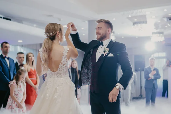 Goście podczas zabawy weselnej Goście podczas zabawy weselnej